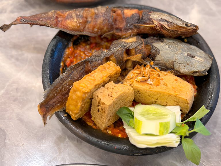 Kenikmatan Sambal Pecel Lele di Angel Lesehan yang Harus Dicoba