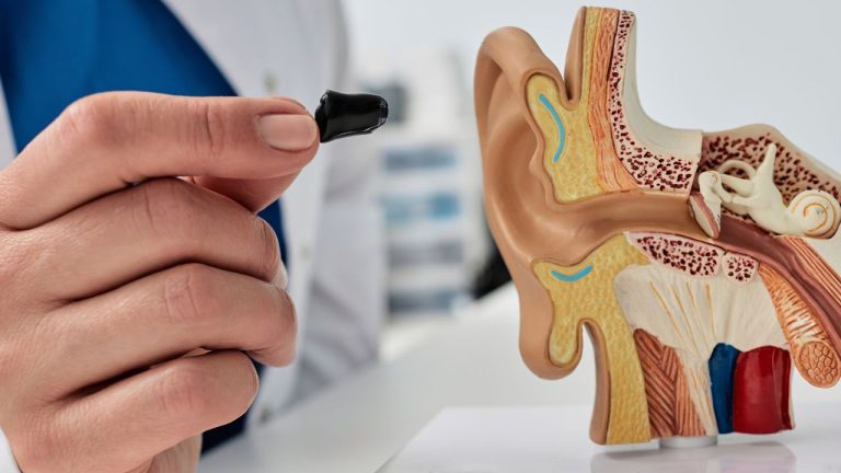 Panduan Memahami Spesifikasi Alat Bantu Dengar Sebelum Membeli
